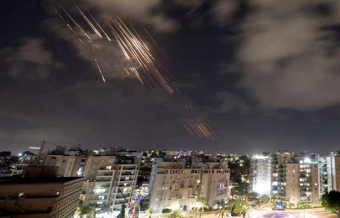 Ізраїль відповість Ірану на ракетну атаку: The Guardian 