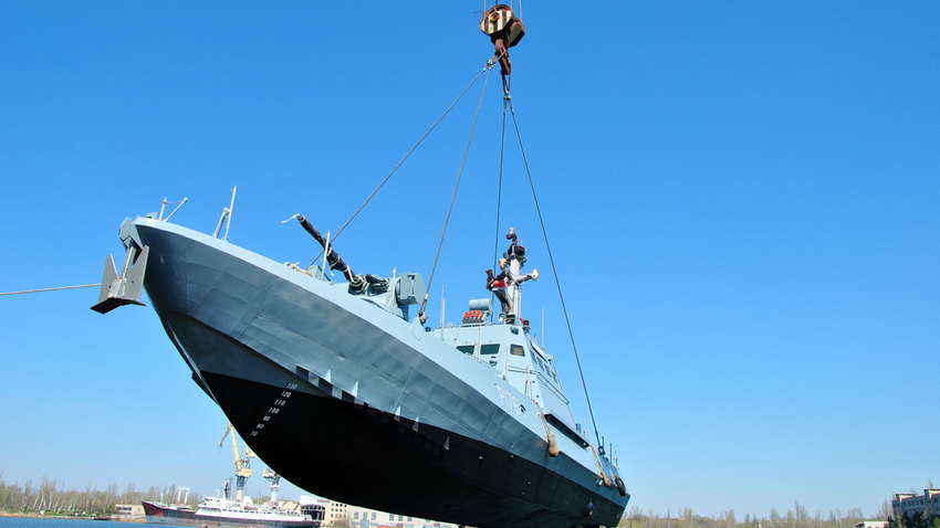 Катер "Никополь", который вернули из России, впервые спустили на воду 