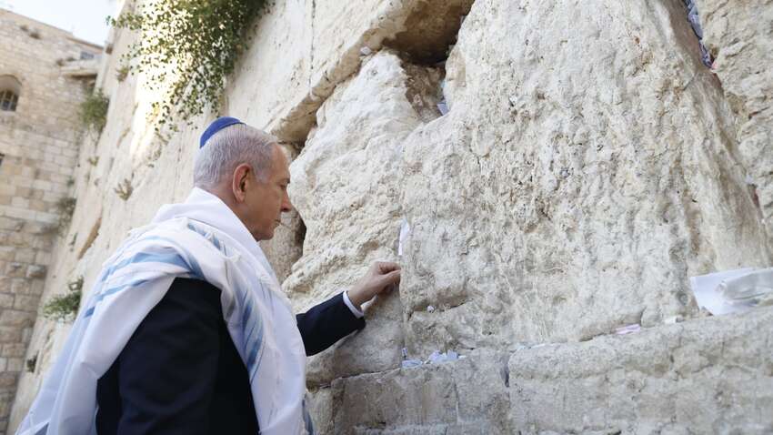 Перед ударом по Ирану Нетаньяху оставил "записку к Богу": что он попросил (ФОТО) Перед ударом по Ирану Нетаньяху оставил "записку к Богу": что он попросил (ФОТО)