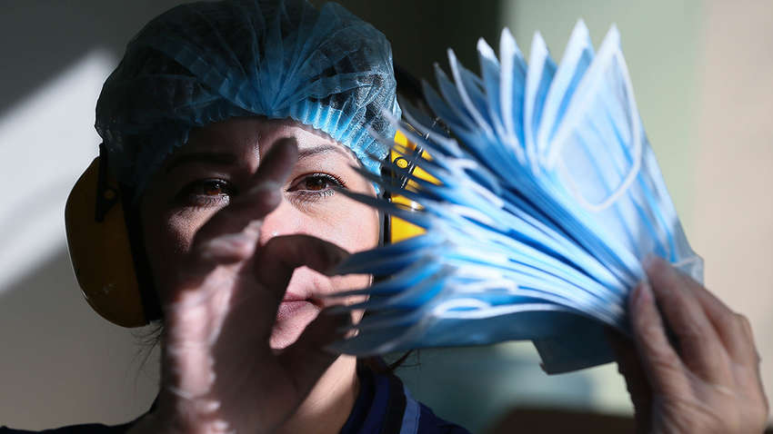 Чиновникам дозволили брати подарунки масками і антисептиками