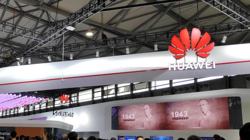 Пандемия вносит свои коррективы: Huawei запатентовала смартфон с термометром