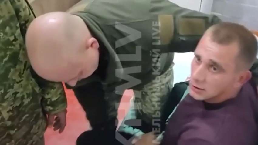 На Хмельниччині військкоми силою тягли чоловіка з лікарні та порадили бути "мужиком" (ВІДЕО)