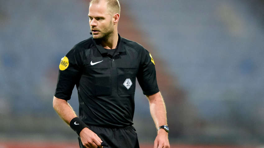 Арбитр получил тяжелую травму, но доработал поединок до конца 