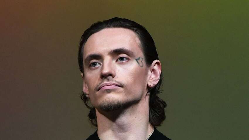 Одиозный фанат Путина с его татуировкой на теле сбежал из РФ и готовится сменить гражданство  