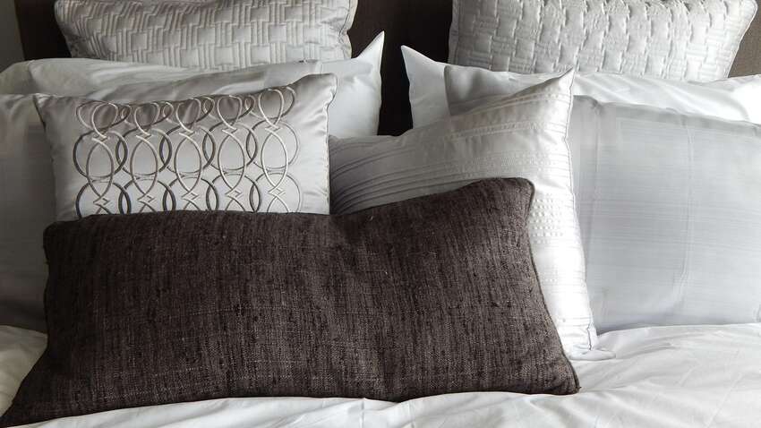 Експерт зі сну розповів, як дізнатися, коли потрібно змінювати подушку: простий тест 