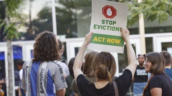 В США возобновили мораторий на принудительное выселение