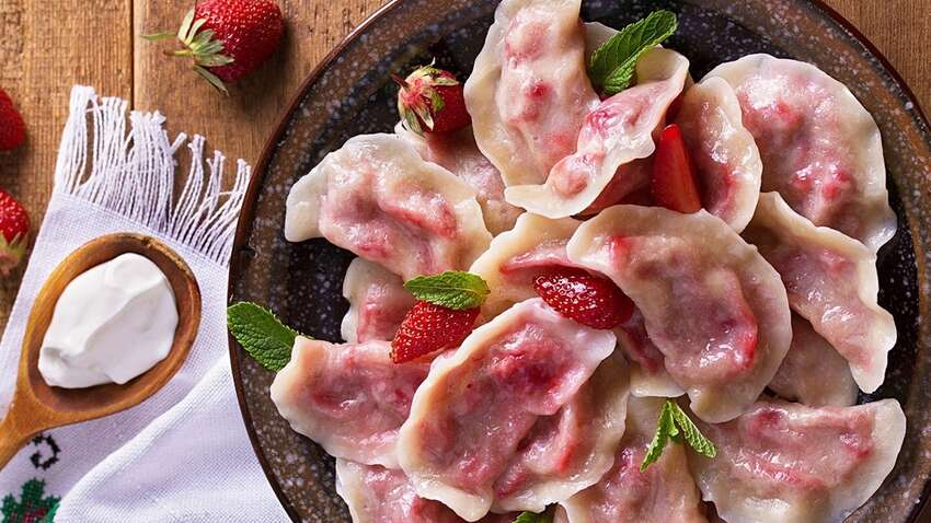 Сочные и нежные: рецепт вареников с клубникой