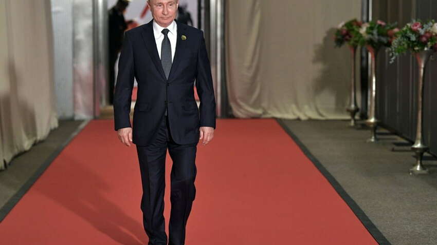 Путін приїхав на російський завод із армією охорони, але без дивини не обійшлося (ВІДЕО) Путін приїхав на російський завод із армією охорони, але без дивини не обійшлося (ВІДЕО)