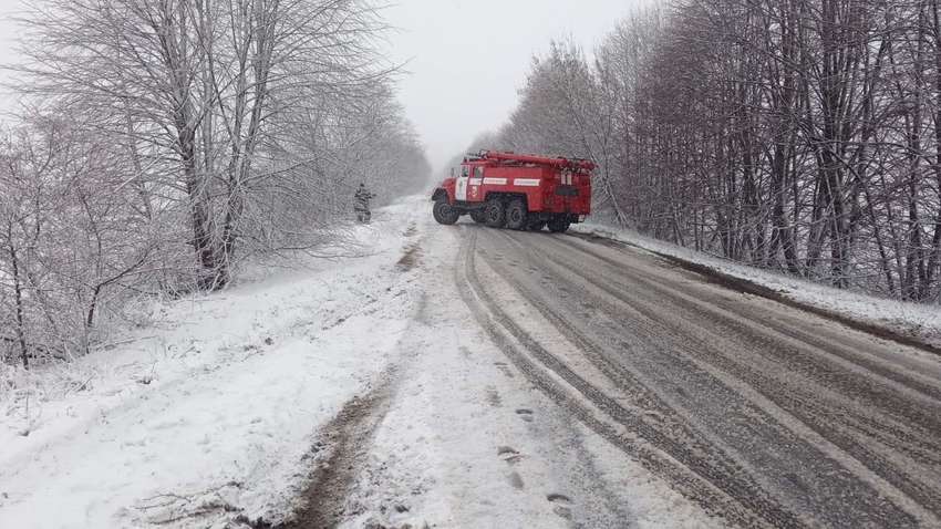 Обстановка на дорогах: рятувальники показали фото «заручників негоди», а поліція зафіксувала вже 253 ДТП