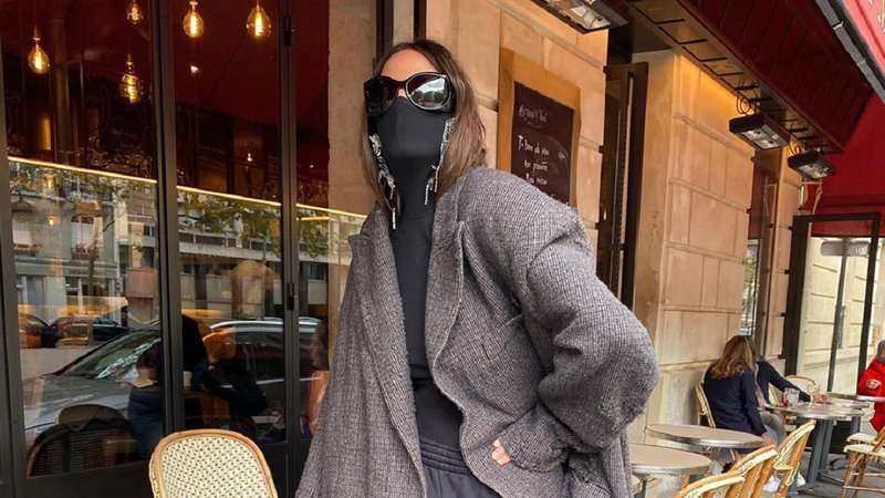 Тиждень моди в Парижі: відомий бренд випустив светр-маску і домашні тапочки на підборах Тиждень моди в Парижі: відомий бренд випустив светр-маску і домашні тапочки на підборах