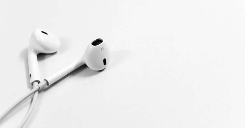 Взорвались прямо в ухе: в Индии мужчину убило наушниками (ФОТО)