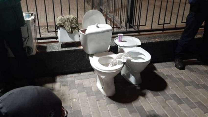 У Києві під посольство Росії принесли нижню білизну та унітази