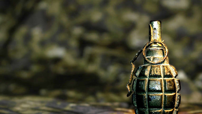 В Бєлгороді чоловік з гранатою на годину зупинив рух в центрі міста В Бєлгороді чоловік з гранатою на годину зупинив рух в центрі міста