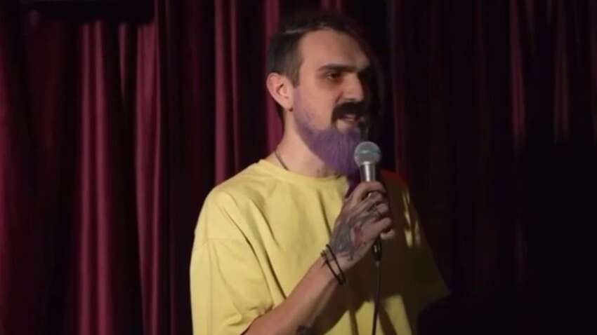 Російського стендап-коміка затримали через жарти про учасника «СВО»