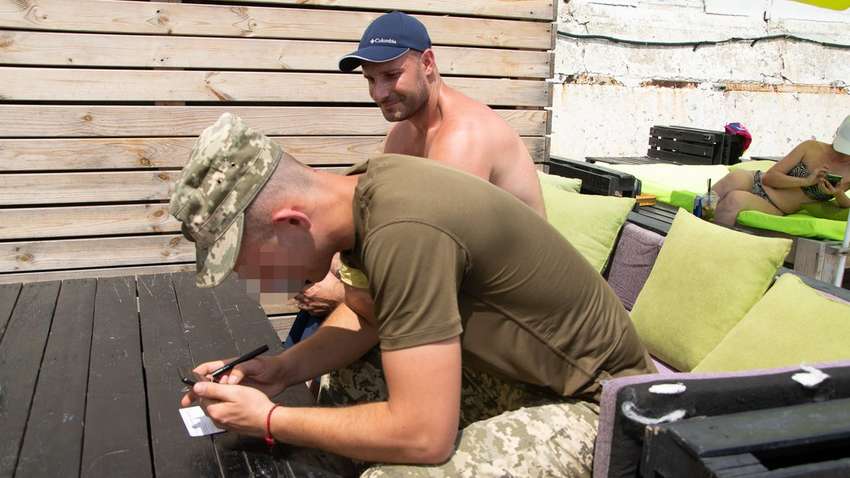 В Одесі на пляжі відпочивальникам видавали повістки у військкомат (ФОТО)