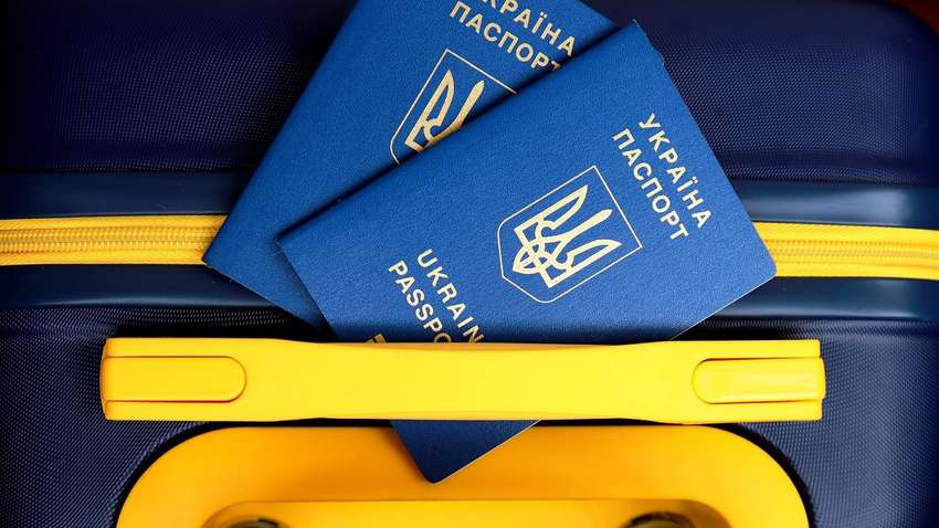 Двом категоріям чоловіків дозволили виїзд за кордон під час війни: що для цього потрібно