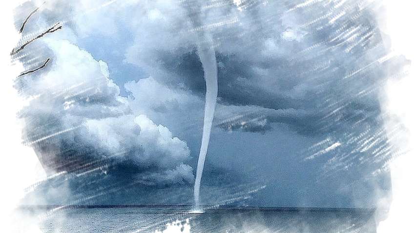 Видеофакт: у побережья Азовского моря бушевал смерч