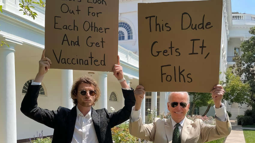 Джо Байден вышел на «пикет» с американским блогером: что известно (ФОТО)