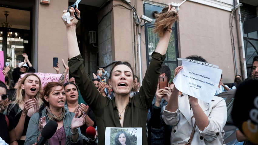 Чому смерть молодої дівчини розпочала масштабні протести в Ірані Чому смерть молодої дівчини розпочала масштабні протести в Ірані