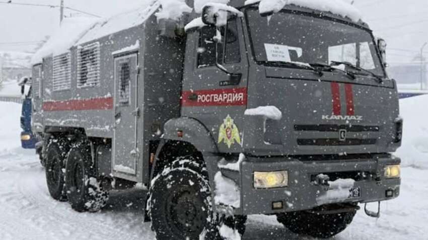 Когда транспорт не ходит – садитесь в автозак: на Камчатке людей возят в машинах для задержанных