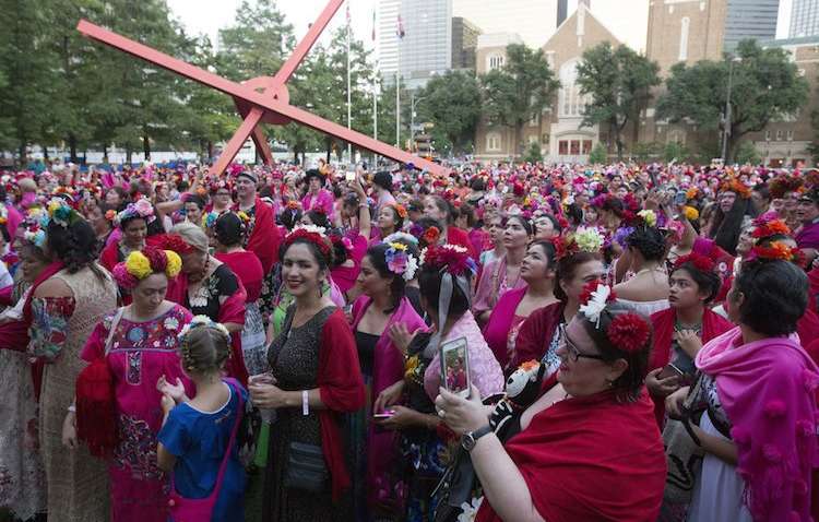 В Мексике сотни людей прошли в образе художницы Фриды Кало