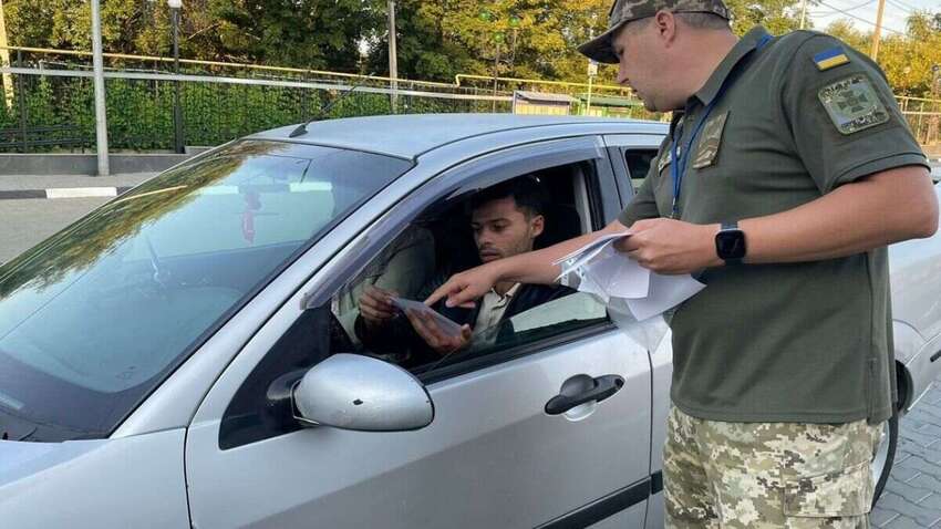 Чоловіки 18-22 років залишають Україну: що тепер говорить Зеленський про своє рішення Чоловіки 18-22 років залишають Україну: що тепер говорить Зеленський про своє рішення