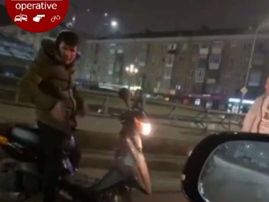 П'яний скутерист в'їхав в металеву огорожу, намагаючись втекти від поліції П'яний скутерист в'їхав в металеву огорожу, намагаючись втекти від поліції