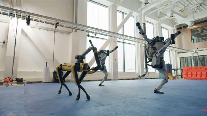 Роботы Boston Dynamics встречают новый год сногсшибательным танцем (ВИДЕО)