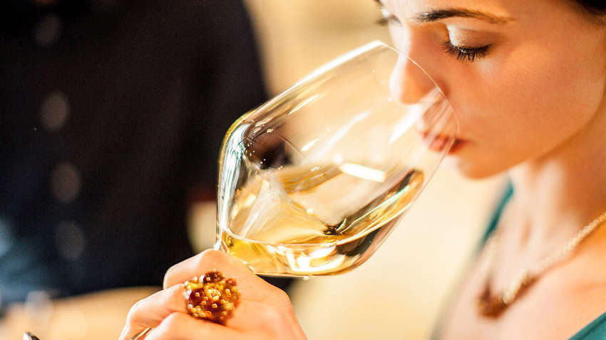 "Келишок-другий": лікарі розповіли про користь вина для жінок