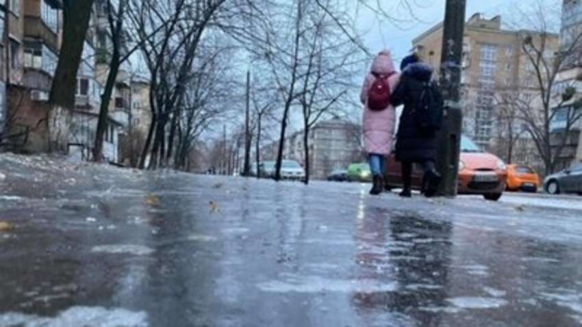 В Киеве чиновник сломал позвоночник из-за нечищенных дорог