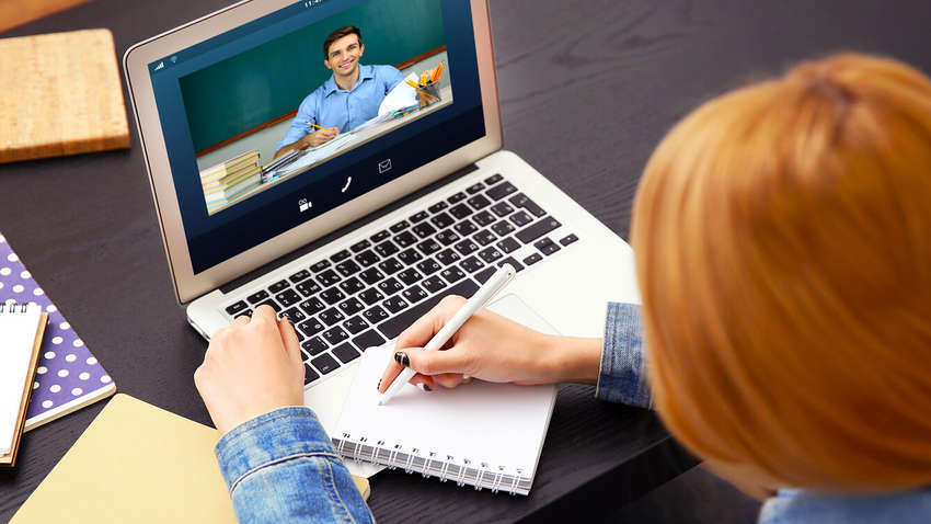 Онлайн-школу в первый день посетили 3,3 млн школьников