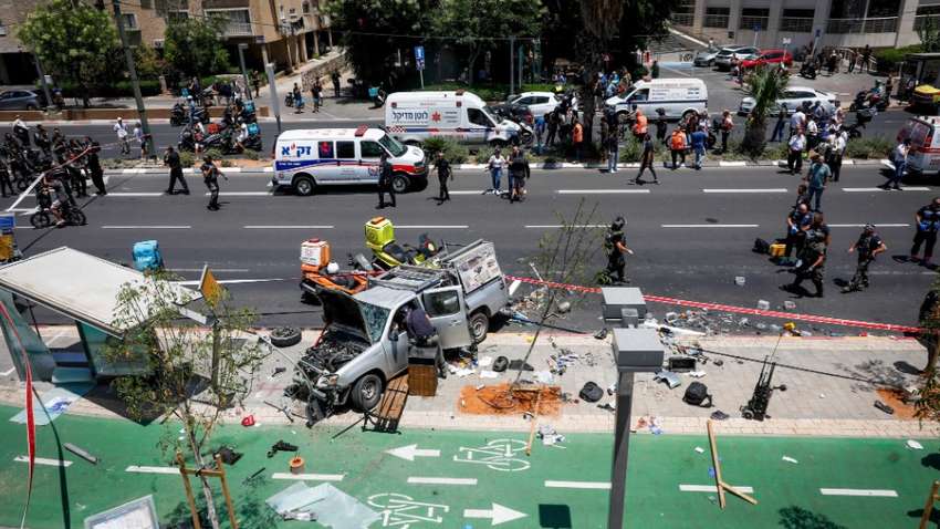 Автомобіль в'їхав у натовп: жахливі сцени з Тель-Авіва Автомобіль в'їхав у натовп: жахливі сцени з Тель-Авіва