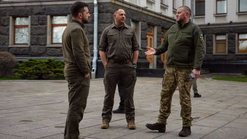 Зеленский отложил увольнение Залужного: СМИ узнали, что повлияло на решение президента Зеленский отложил увольнение Залужного: СМИ узнали, что повлияло на решение президента