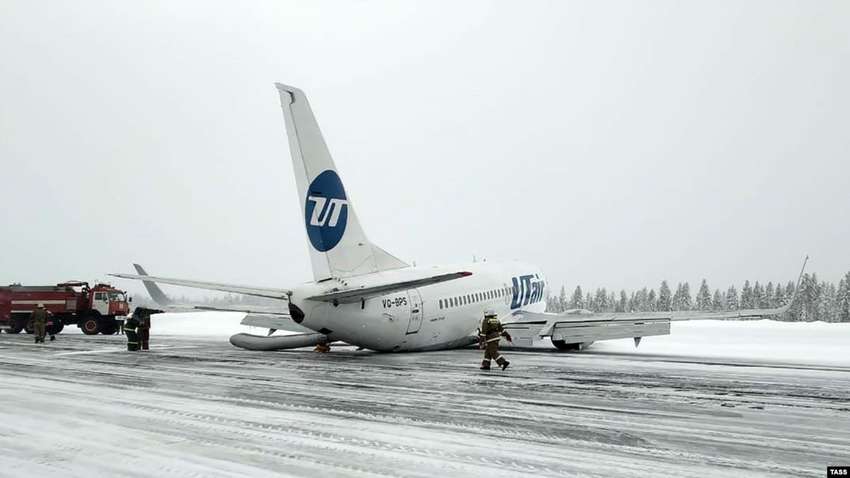 Видеофакт: самолет жестко сел на «брюхо» в России