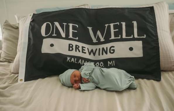 Малыш появился на свет на парковке пивоварни: как его назвали и что придумал заведение