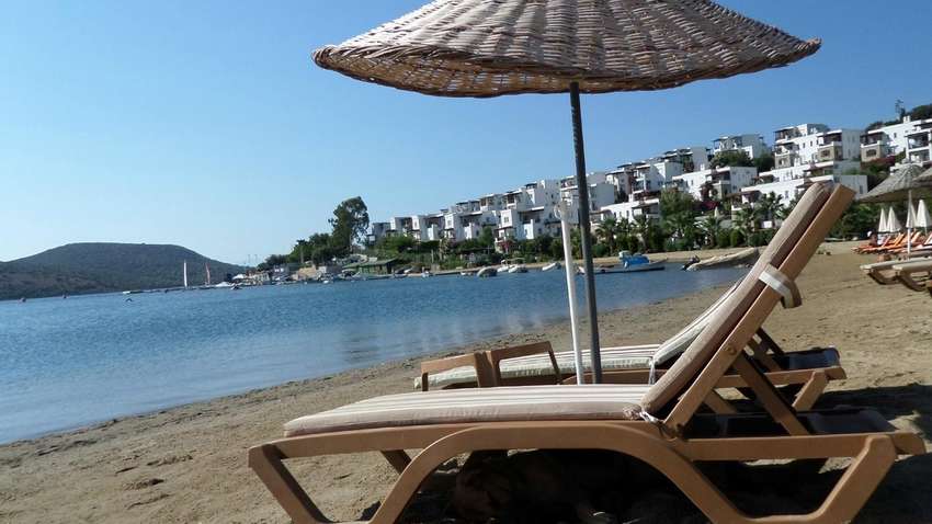 В Болгарии прямо на пляж к туристам вынесло кусок российской ракеты (ФОТО)