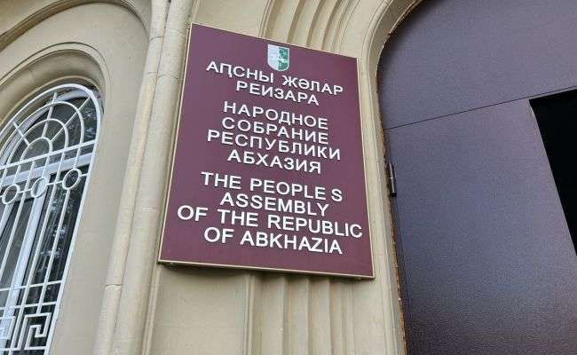 У парламенті Абхазії стрілянина з убитими: що відбувається