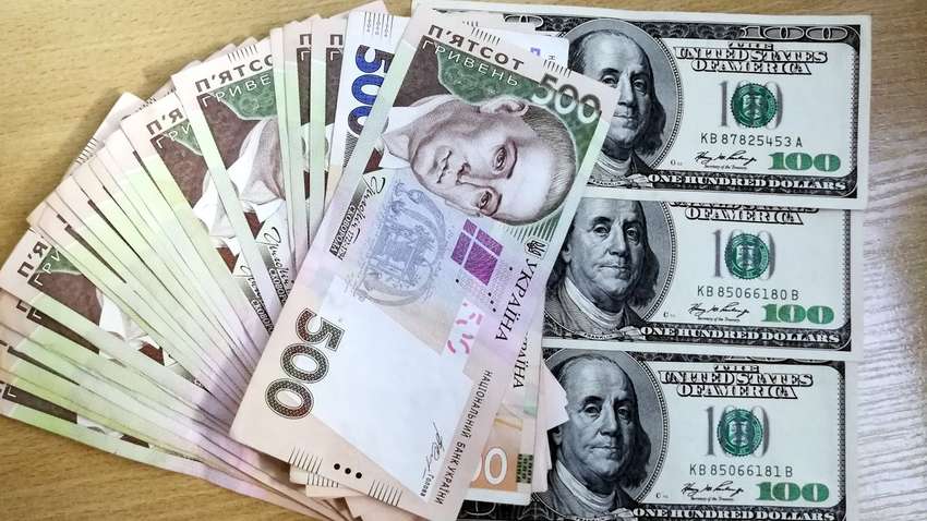 Офіційний курс долара в Україні продовжує знижуватися