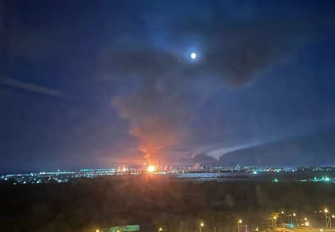 У Росії пожежі на НПЗ продовжуються: де знову "прильоти"