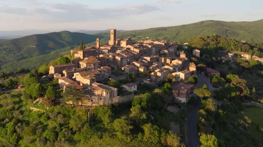 Городок в Италии славен сыром и вином предлагает 20 тыс. евро за переезд: есть только одно условие