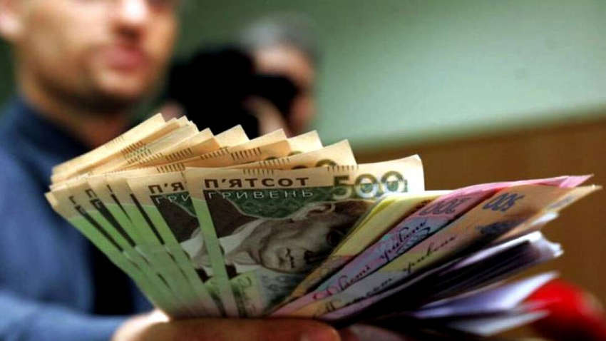 Украинским чиновникам в 2024 году на 60% увеличили зарплату: у кого больше выросли доходы