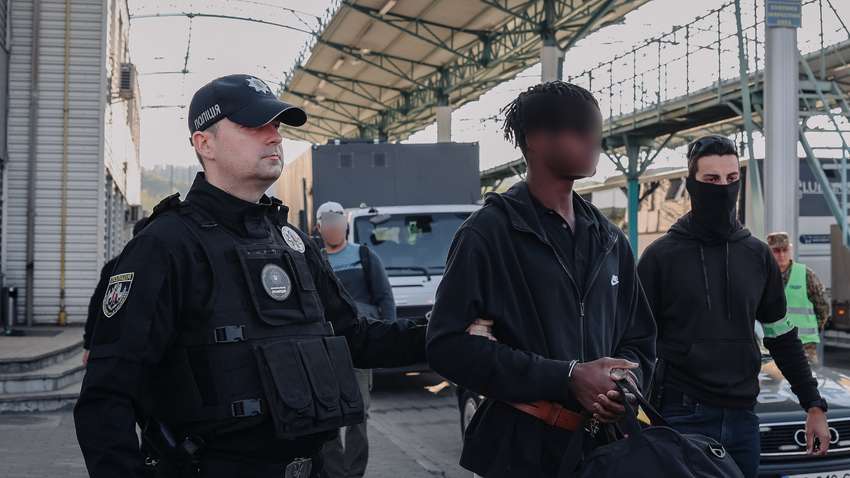 Ліквідовано міжнародний шахрайський кол-центр: іноземців екстрадували до Чехії Ліквідовано міжнародний шахрайський кол-центр: іноземців екстрадували до Чехії