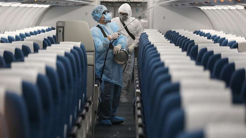 Можно ли подхватить COVID-19 в самолете: ответ экспертов