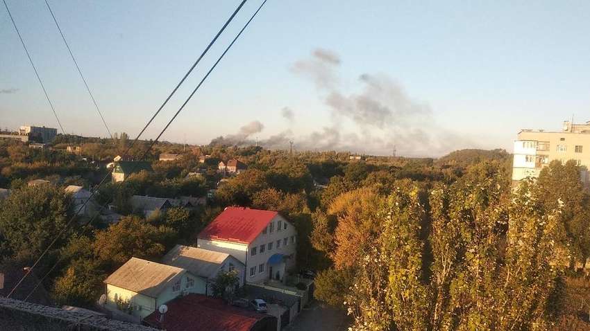 У Донецьку горить склад  з боєприпасами, осколки долітають до будинків мешканців 