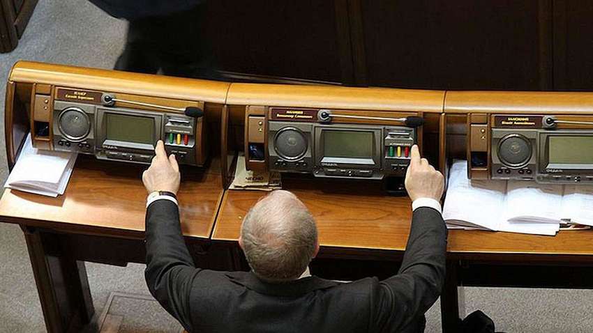 Кнопкодавство в Раді: експерти розповіли наскільки реально залучати нардепів до відповідальності за порушення