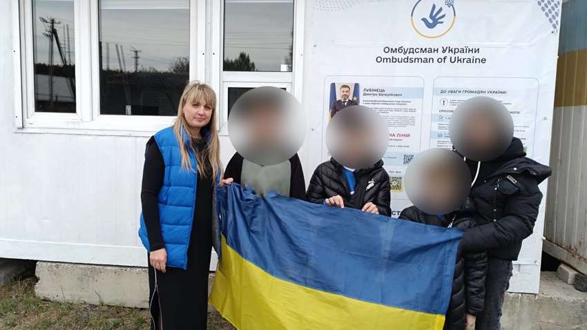 Троє дітей з мамою повернулися в Україну після року окупації Троє дітей з мамою повернулися в Україну після року окупації