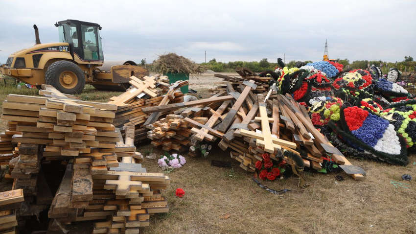 Стереть все о Пригожине: в РФ снесли могилы "вагнеровцев", площадку заливают бетоном Стереть все о Пригожине: в РФ снесли могилы "вагнеровцев", площадку заливают бетоном