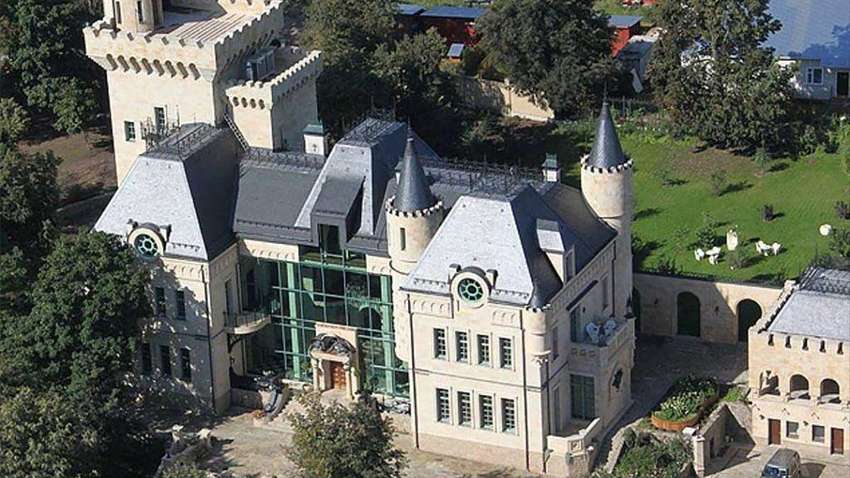 Відомо, хто купив замок Пугачової і Галкіна: новий власник шокував заявою про плани на будівлю