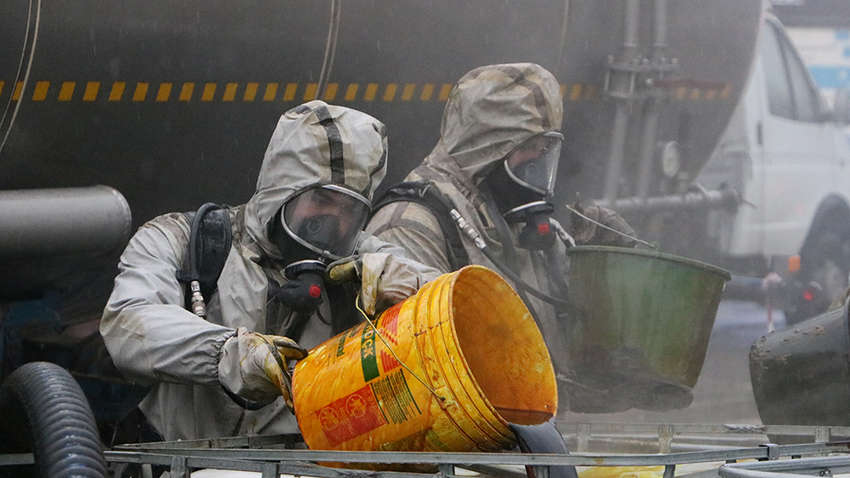 У Дніпрі дорогу залив хімічний розчин: з'явилися яскраві фото