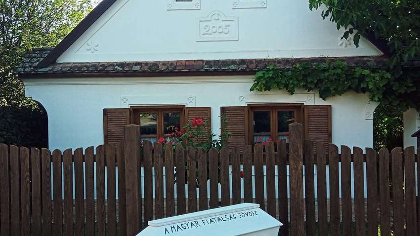 Другу Путіна принесли під будинок труну